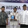 Ketua Yayasan dan Kepala Asrama ITUS berfoto bersama dengan wisudawan tahfidz terbaikl